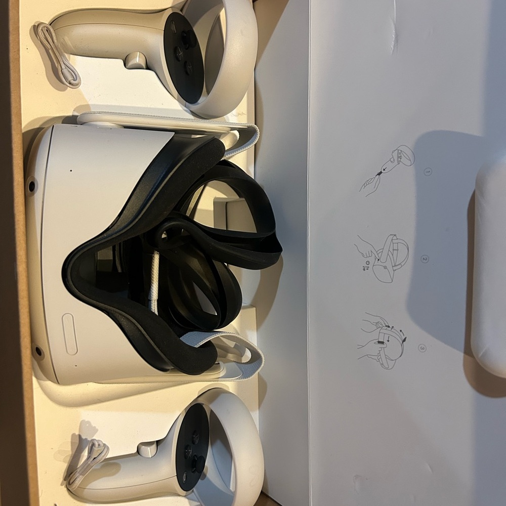 Oculus White Standalone VR Headset with Controllers